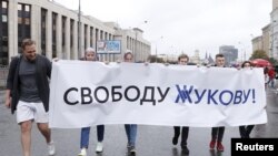 Участники акции в защиту Егора Жукова, московского студента, задержанного за участие в «массовых беспорядках»